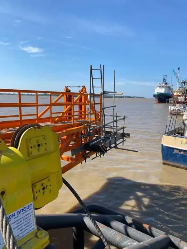 Hydraulic equipment on a river working platform