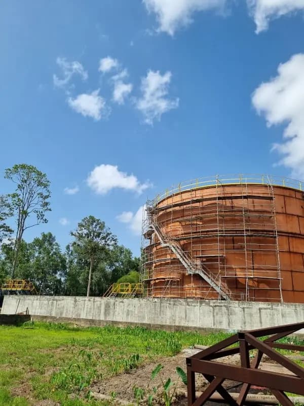 Storage tank in a tank farm