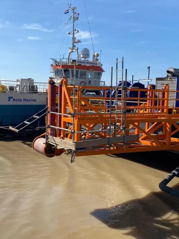 Suspended working platform rigged alongside a support vessel